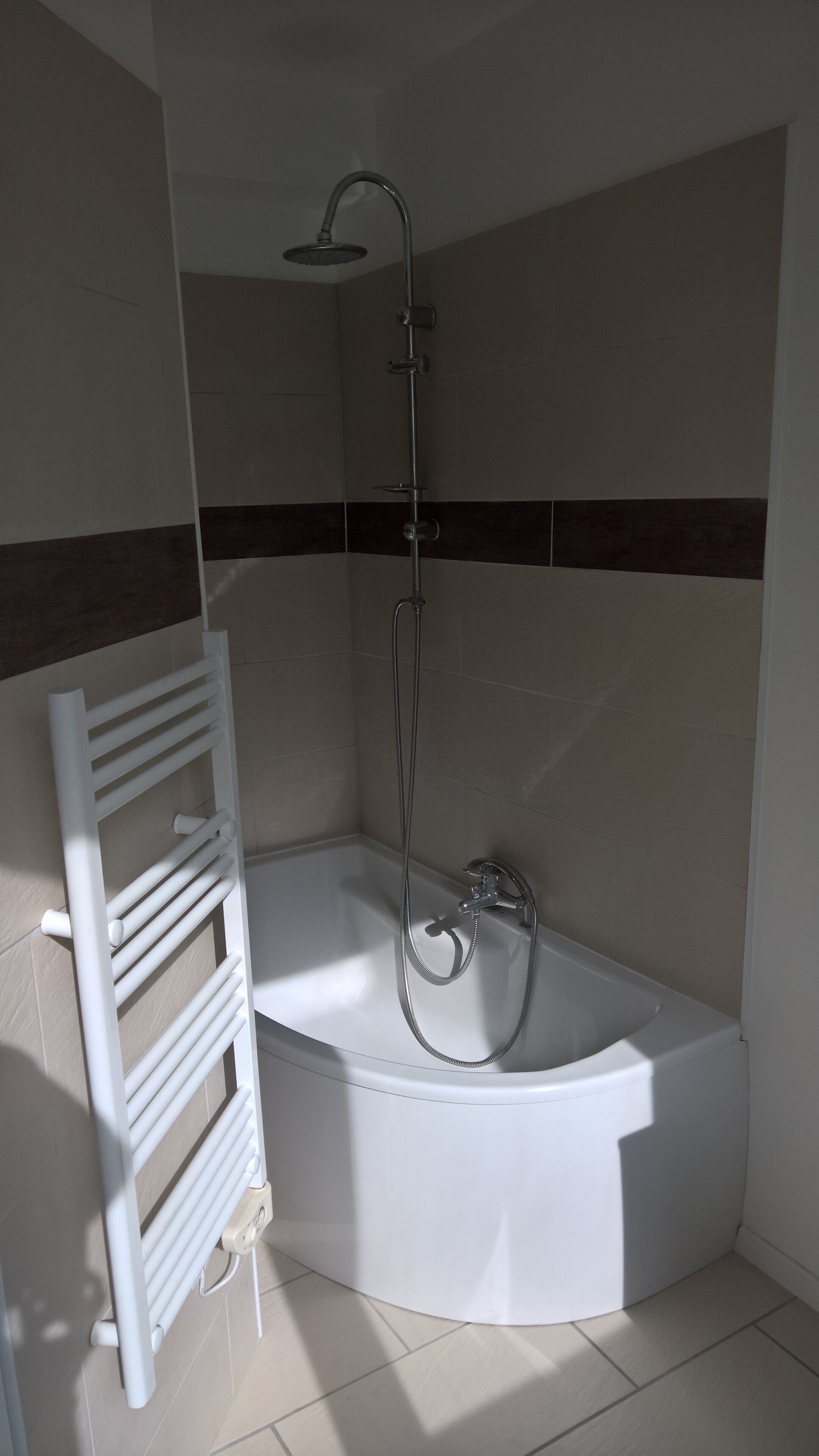 Hiustenkuivaaja, pyyhkeet, saippua, vessapaperi