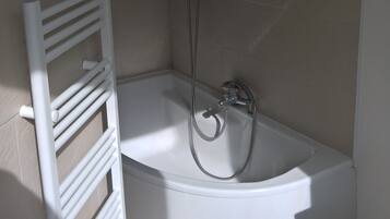 Secador de pelo, toallas, jabón y papel higiénico