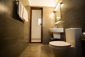 Shower, rainfall showerhead, soap, toilet paper - KOZY B&B - Mount Lavinia (Mount Lavinia)