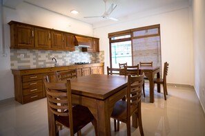 Kühlschrank, Mikrowelle, Herdplatte, Toaster