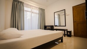 Select Comfort beds, desk, laptop workspace, individually furnished - KOZY B&B - Mount Lavinia (Mount Lavinia)