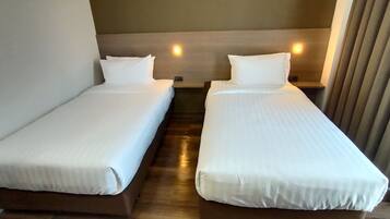 Twin Room | Minibar, desk, free WiFi