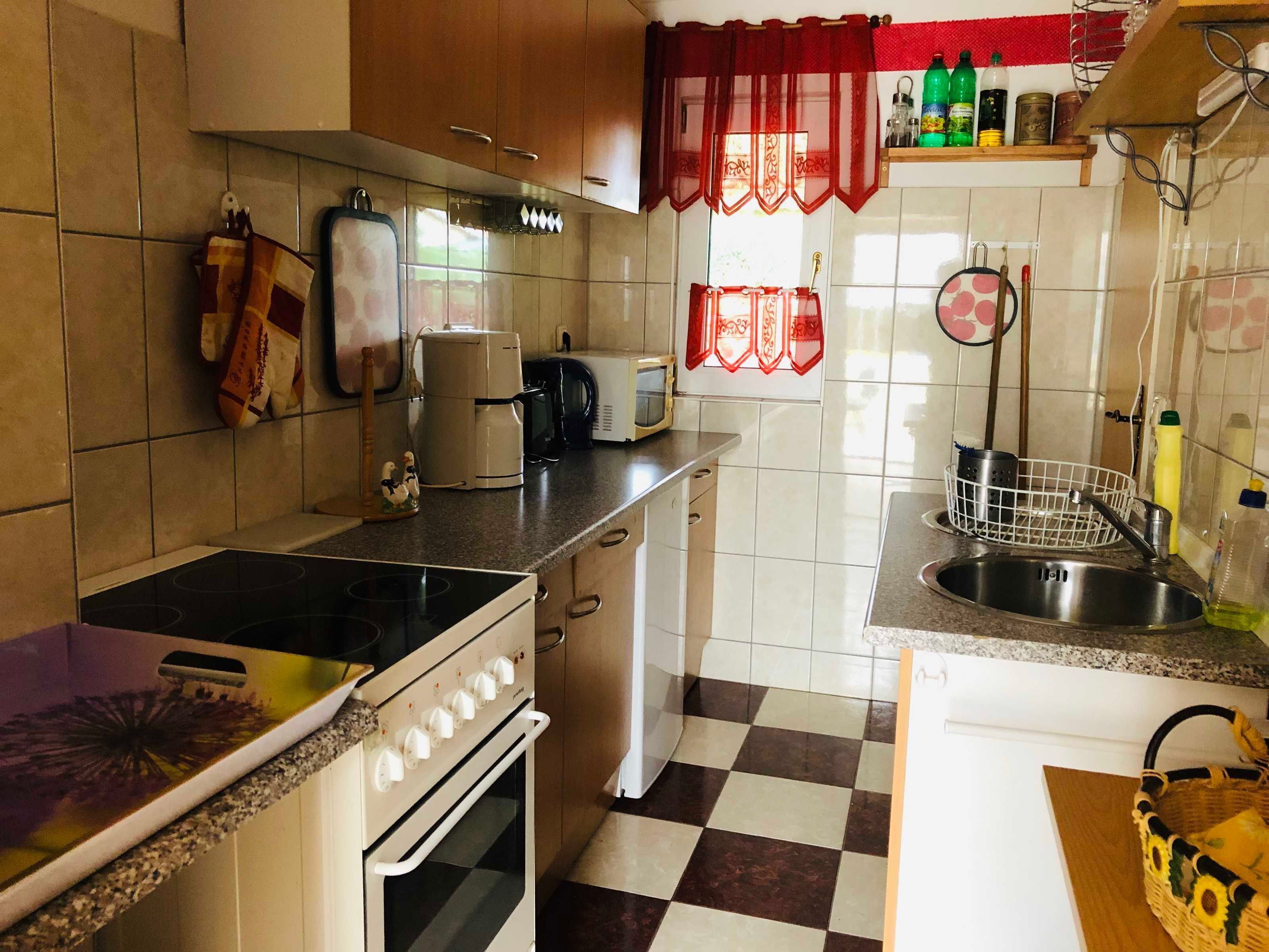 Kühlschrank, Mikrowelle, Ofen, Wasserkocher mit Kaffee-/Teezubehör