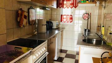 Kühlschrank, Mikrowelle, Ofen, Wasserkocher mit Kaffee-/Teezubehör