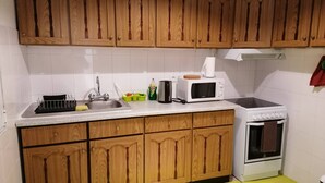 咖啡機/沖茶器、雪櫃、微波爐、爐具
