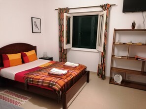 Iron/ironing board, WiFi (free), bed sheets - Cozy Central II Comfortable, welcoming Studio (Ponta Delgada)
