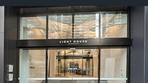 L'ingresso moderno di un edificio con un cartello che riporta la scritta 'LIGHT HOUSE 442 ELIZABETH ST'.