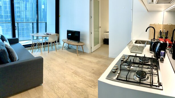 Un appartamento moderno con zona living, cucina e sala da pranzo.