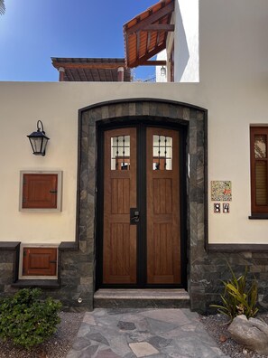 تفاصيل الفندق من الخارج