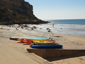 Una playa cerca, sillas reclinables de playa