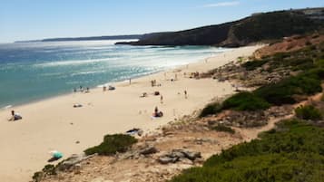 Playa en los alrededores y camastros