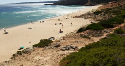 Beautiful, spacious villa with private pool located in the village of Burgau.