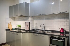 Kühlschrank, Mikrowelle, Wasserkocher, Esstisch