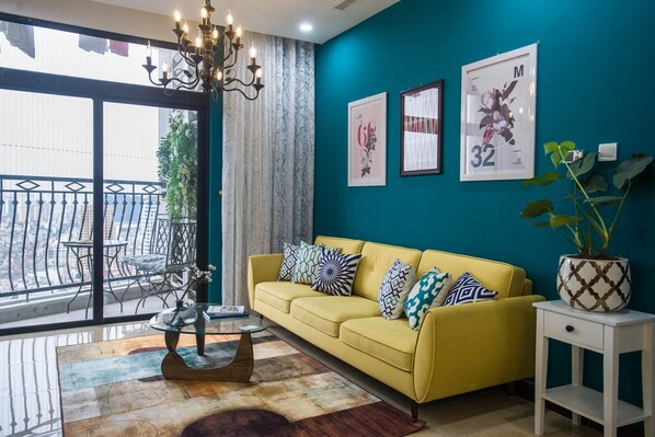 TV - Luxury 2 bedroom-apartment # indoor&outdoor pools # Vinhomes Royal City (Hanoi)
