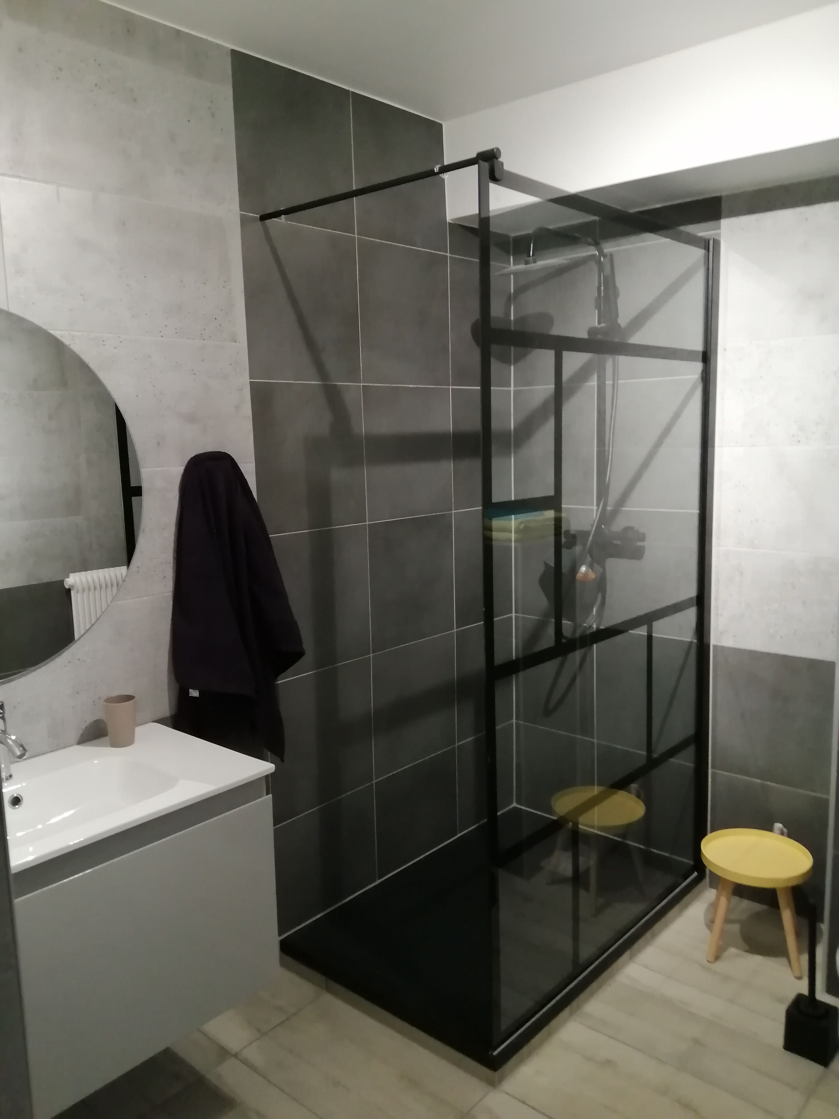 Een douche, een haardroger, handdoeken, zeep