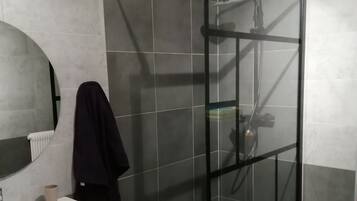 Een douche, een haardroger, handdoeken, zeep