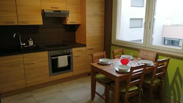 Een koelkast, een microgolfoven, een oven, een kookplaat