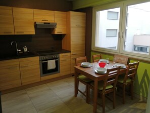 Een koelkast, een magnetron, een oven, een kookplaat