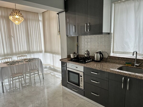 Grand Apartment (2+1) | Shared kitchen facilities | Full-size fridge, stovetop, electric kettle, cookware/dishes/utensils - Bulut Apartment (Konyaalti)