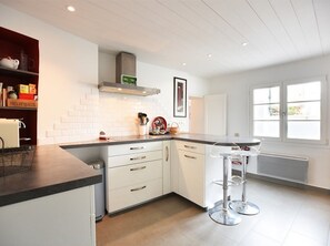 Réfrigérateur, four à micro-ondes, un four, lave-vaisselle