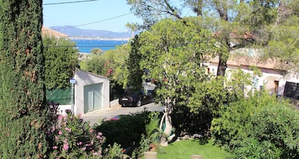 Beautiful VILLA with garden 70 m beaches, creeks and shops
