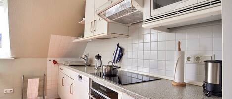 Réfrigérateur, four à micro-ondes, un four, lave-vaisselle