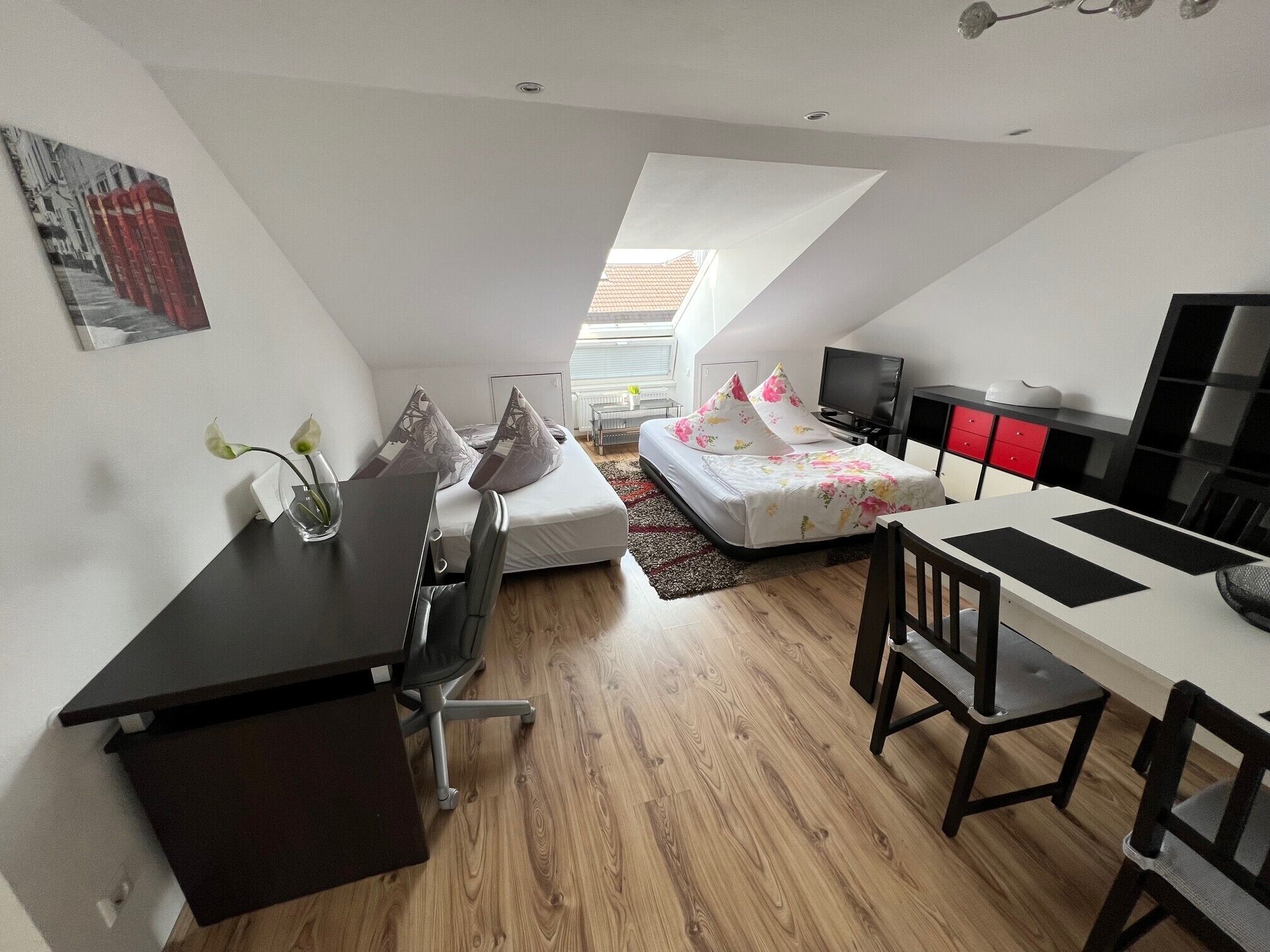 Eine kompakte, moderne Wohnung mit Schlafgalerie, Essbereich und Arbeitsplatz.