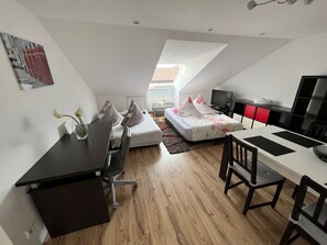 2 habitaciones, escritorio, tabla de planchar con plancha y wifi gratis 