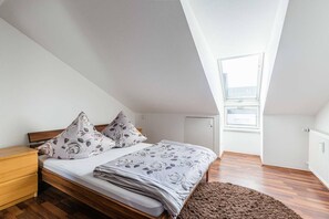 2 habitaciones, escritorio, tabla de planchar con plancha y wifi gratis 