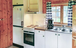 Réfrigérateur, un four, surface de cuisson, cafetière-théière