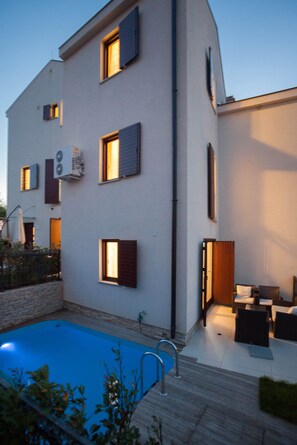 Een buitenzwembad en een verwarmd zwembad