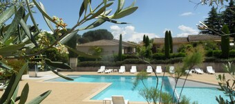 A Mazet at the foot of the Alpilles (2 stars)