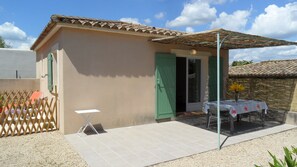 Outdoor dining - A Mazet at the foot of the Alpilles (2 stars) (Saint-Rémy-de-Provence)