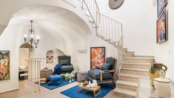 Biệt thự Deluxe, 5 phòng ngủ | Khu phòng khách | TV màn hình phẳng 32-inch có truyền hình cáp, TV, sách