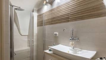 Vila Deluks, 5 kamar tidur | Kamar mandi | Bathtub dan shower terpisah, pancuran hujan, dan pengering rambut