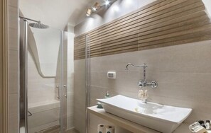 Deluxe Villa, 5 Bedrooms | Bathroom | Separate tub and shower, rainfall showerhead, hair dryer, towels
