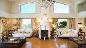 Smart TV, chimenea, oficina