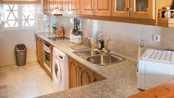 Een koelkast, een oven, een kookplaat, een vaatwasser