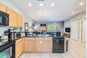 Réfrigérateur, micro-ondes, plaque de cuisson, lave-vaisselle