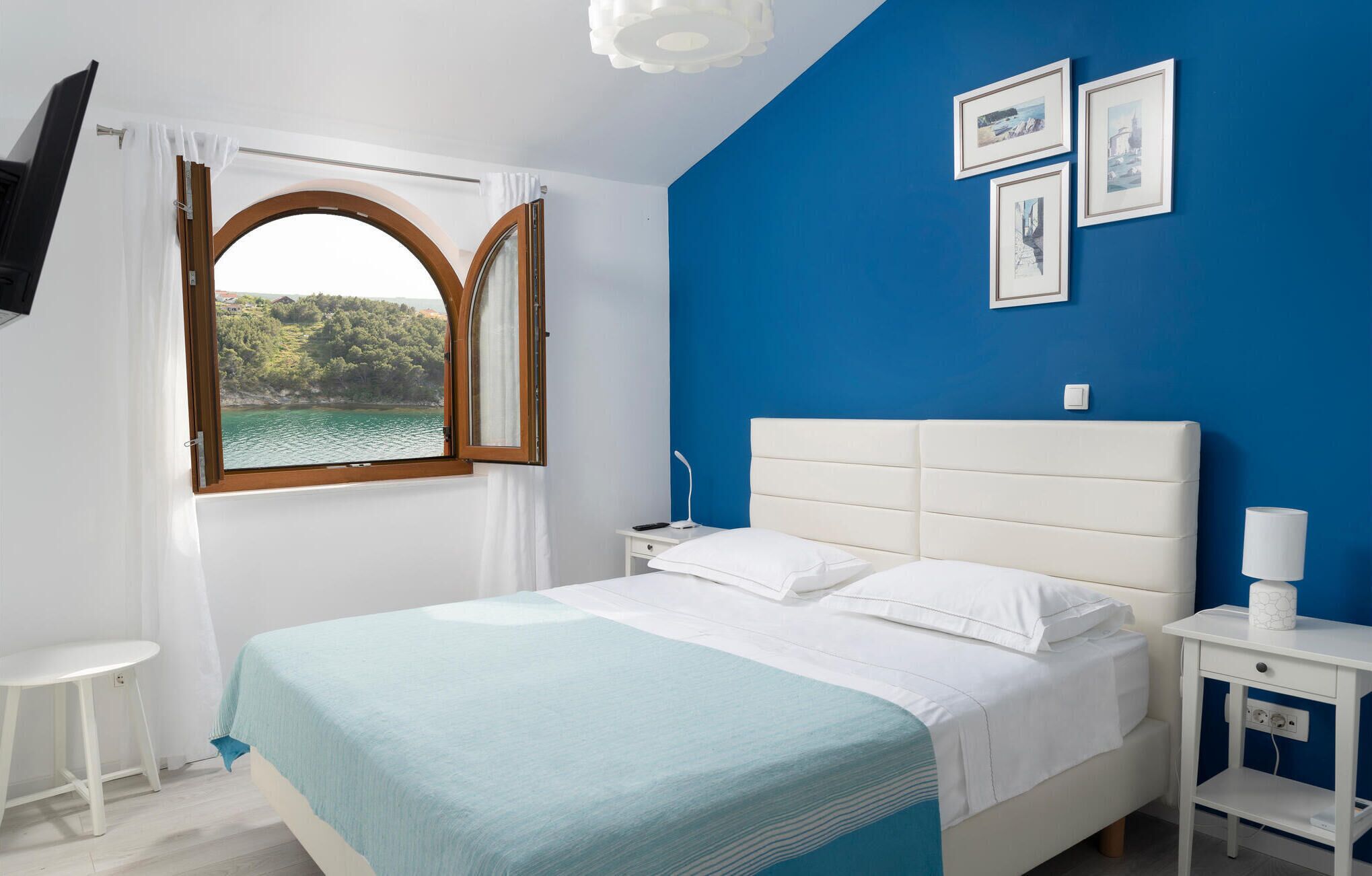 2 bedrooms, travel cot, free WiFi, bed sheets