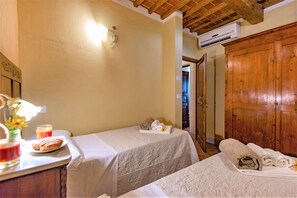 Apartment, 2 Schlafzimmer, Raucher, Poolzugang | 2 Schlafzimmer, individuell eingerichtet, kostenloses WLAN, Bettwäsche