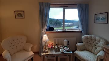 Premier-Doppelzimmer, 1 King-Bett, eigenes Bad, Seeblick | Wohnbereich