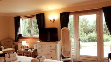 Kamar Double Mewah, 1 Tempat Tidur King, ensuite, pemandangan danau | Seprai katun Mesir, seprai premium, dan bantalan ekstra lembut