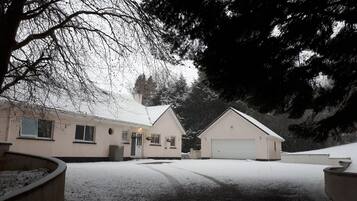 Vista frontal de la propiedad