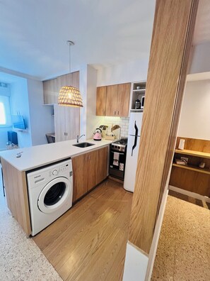 Mikroaaltouuni, uuni, kahvin-/teenkeitin, vedenkeitin