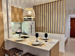 Mikrowelle, Ofen, Wasserkocher mit Kaffee-/Teezubehör, Wasserkocher