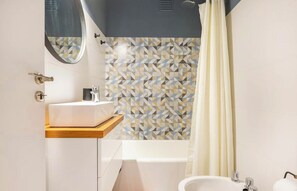 Haartrockner, Bidet, Handtücher, Seife