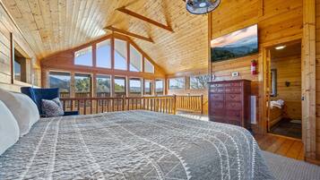 3 bedrooms, pillowtop beds, iron/ironing board, WiFi