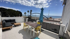 Outdoor dining - Ronnies Beach House, nice 2 bedroom house with a big rooftop with great seaview (Málaga)