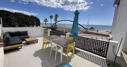 Ronnies Beach House, mukava 2 makuuhuoneen talo suurella katolla, josta on upea merinäköala